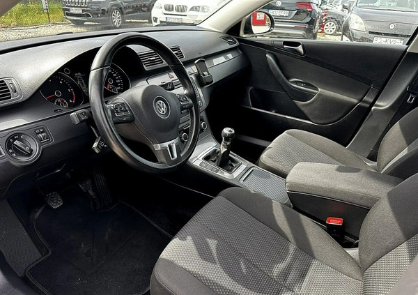 Volkswagen Passat cena 18900 przebieg: 274000, rok produkcji 2010 z Andrychów małe 172